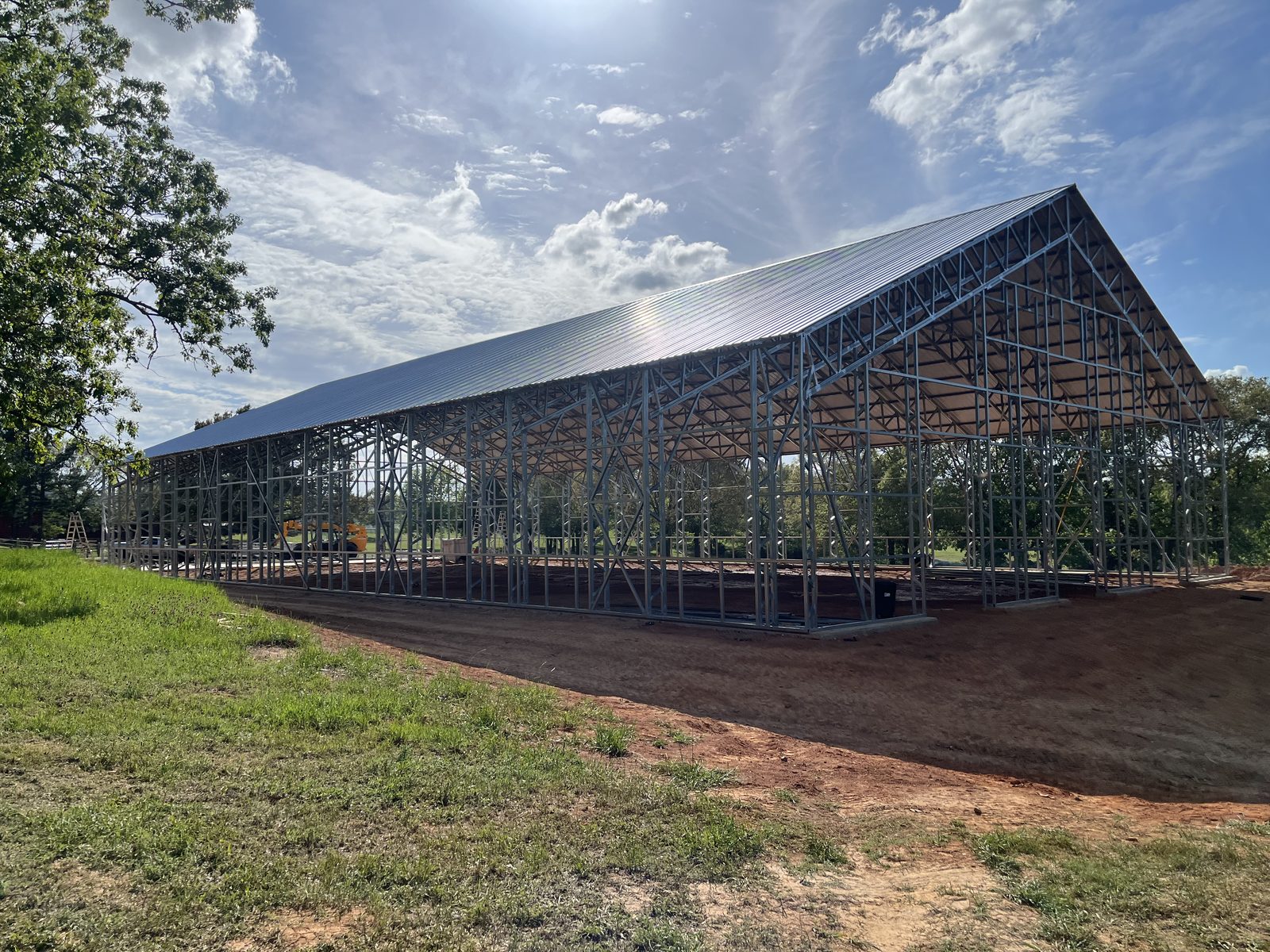 Clear-span arena roof structure and trusses seen from the corner